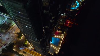 Florida, ABD 'nin Sunny Isles Beach şehrinin şehir merkezindeki gökdelen otelinin aydınlık manzarası. Florida 'da yüzme havuzları ve turizm altyapısı.