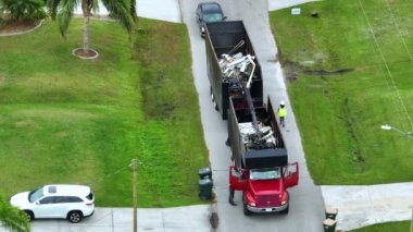 Ian Kasırgası 'nın özel kurtarma kamyonunun hava görüntüsü Florida banliyö sokaklarından bitki kalıntıları topluyor. Doğal afetlerin sonuçlarına katlanmak.