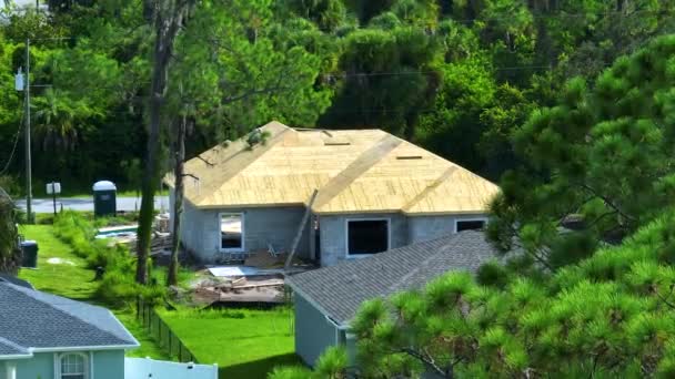フロリダ州静かな農村地域で建設中の木造屋根フレームと郊外の民家の空中ビュー — ストック動画