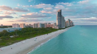 Günbatımında Atlantik Okyanusu kıyısında lüks oteller ve konutlarla Sunny Isles Beach 'in hava manzarası. Güney Florida 'daki Amerikan turizm altyapısı.