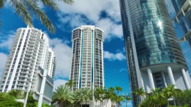Atlantik Okyanusu kıyısındaki lüks otelleri ve apartmanları olan Sunny Isles Beach şehrinin hava manzarası. Güney Florida 'daki Amerikan turizm altyapısı.