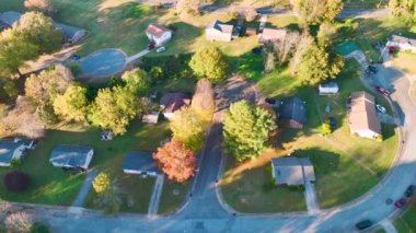 Güney Carolina banliyö bölgesinde sıkıca yerleştirilmiş aile evleri. Amerikan banliyölerinde gayrimenkul geliştirme.