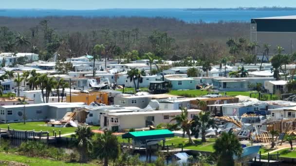 フロリダの住宅地でハリケーンイアンの後にひどい損傷を受けた携帯電話の家 自然災害の結果 — ストック動画