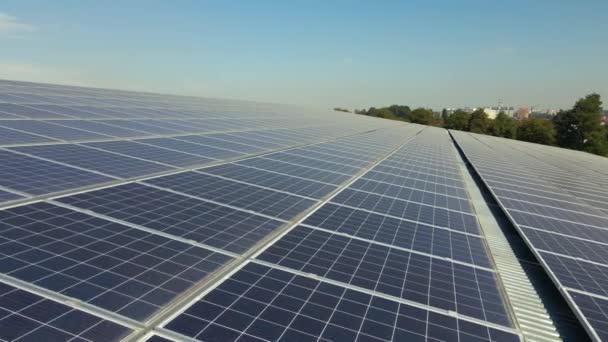 Painéis Solares Fotovoltaicos Azuis Montados Telhado Construção Industrial Para Produzir — Vídeo de Stock