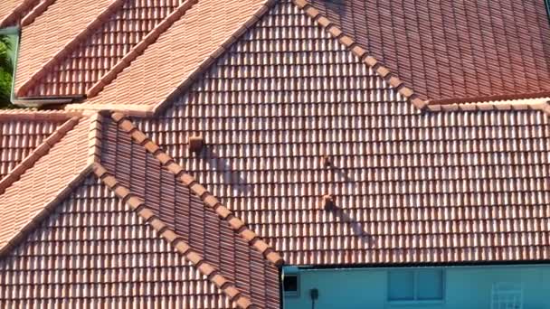 Fechar Telhado Casa Coberta Com Telhas Cerâmica Cobertura Edifício Empilhada — Vídeo de Stock