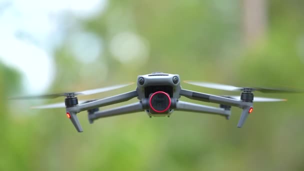 Quadricóptero Drones Com Câmera Digital Hélices Giratórias Rápidas Voando Tirando — Vídeo de Stock