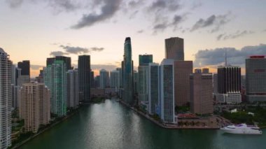 Florida, ABD 'de Miami Brickell şehir merkezinin akşam manzarası. Modern Amerikan megapolis 'inde karanlık yüksek gökdelen binaları olan gökyüzü..