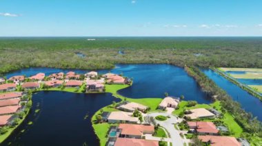 Florida yerleşim bölgesindeki Ian kasırgası yüzünden evleri sel basmış. Doğal afetin sonuçları..