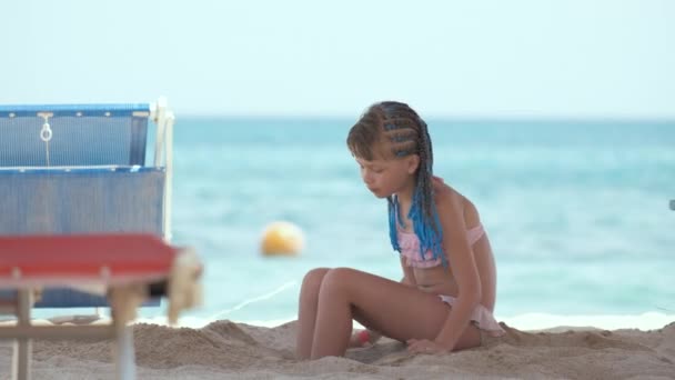 Щаслива Дівчинка Купальнику Бікіні Грає Піском Приморському Пляжі Під Час — стокове відео