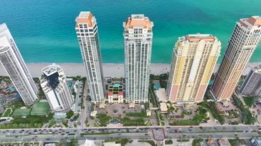 Yoğun şehir trafiği, pahalı oteller ve Atlantik Okyanusu kıyısındaki apartman binalarıyla Sunny Isles Beach 'in yüksek manzarası. Güney Florida 'daki Amerikan turizm altyapısı.