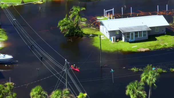 Kayak Boat Floating Flooded Street Surrounded Hurricane Ian Rainfall Flood — Stock Video