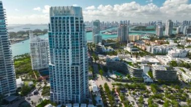 Yüksek lüks otelleri ve apartmanları olan Miami Beach City. Güney Florida, ABD 'de yüksek açılı turizm altyapısı.