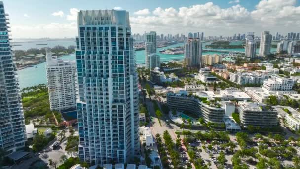 迈阿密海滩城 有豪华酒店和公寓 美国佛罗里达州南部旅游基础设施的高角景观 — 图库视频影像