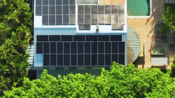 Новый Жилой Дом Сша Крышей Покрытой Солнечными Панелями Производства Экологически — стоковое видео