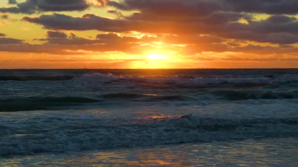 Óceáni Naplemente Táj Lágy Esti Tengervíz Hullámok Zúzás Homokos Strandon — Stock videók