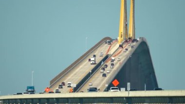 Florida 'daki Tampa Körfezi' nin üzerinde trafik hareket halindeyken Sunshine Skyway Köprüsü. Ulaşım altyapısı kavramı.