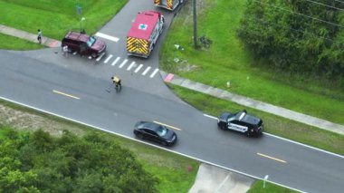 American Caddesi 'ndeki kaza mahallindeki ilk müdahale ekibinin en üst görüntüsü. ABD 'de banliyö yolunda araba kazası kurbanlarına yardım eden acil servis personeli.