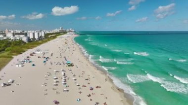 Miami Beach City 'nin güney sahil şeridinin yukarısından görüntü. South Beach yüksek lüks oteller ve apartmanlar. Güney Florida, ABD 'deki turizm altyapısı.