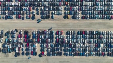 Kazadan sonra park halindeki ikinci el arabaların satışa hazır olduğu büyük otoparkın manzarası. Açık arttırma reseker şirketi tamir için ikinci el bozuk araçlar satıyor..