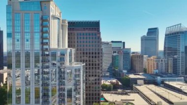 Kuzey Carolina, ABD 'deki Charlotte şehrinin şehir merkezindeki çağdaş yüksek gökdelen binalarının görüntüsü. Ticari finans bölgesiyle Amerikan megapolis.