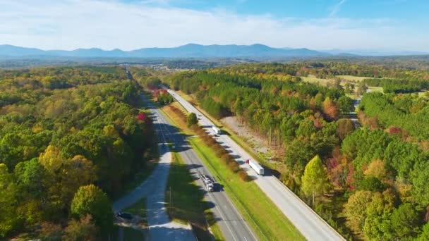 Widok Góry Ruchliwej Amerykańskiej Autostrady Szybko Poruszających Się Ciężarówek Samochodów — Wideo stockowe