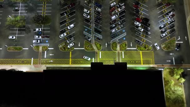 Вид Сверху Многие Припаркованные Машины Освещенной Автостоянке Линиями Разметками Парковочных — стоковое видео