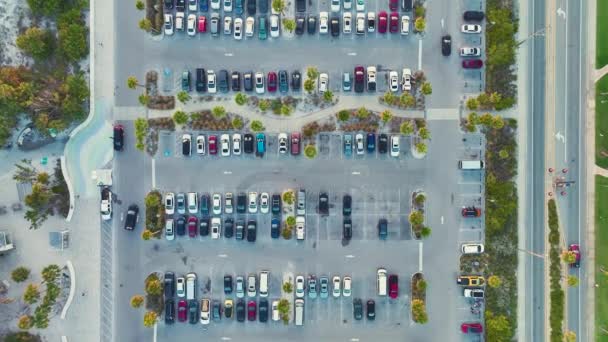 Pohled Shora Mnoha Zaparkovaných Aut Parkovišti Čárami Značkami Pro Parkovací — Stock video