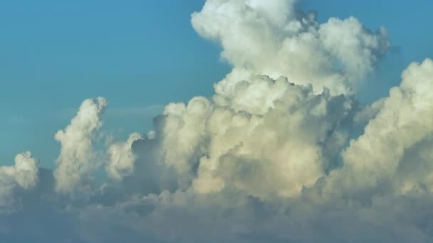White Fluffy Cumulonimbus Clouds Forming Thunderstorm Summer Blue Sky Changing — Video Stock
