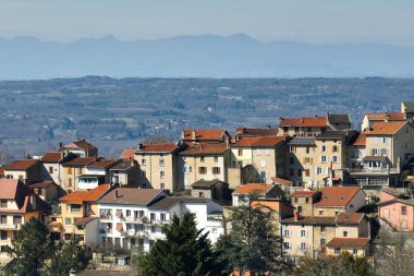 Fransa 'nın Auvergne-Rhone-Alpes bölgesindeki Puy-de-Dome departmanındaki Thiers kasabasının yoğun tarihi manzarası. Eski binaların çatıları ve dar sokaklar.