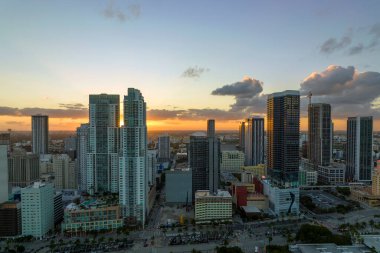 Gün batımında ABD 'nin Florida kentindeki Miami Brickell' in şehir merkezindeki ofis manzarası. Modern Amerikan megapolis 'inde yüksek ticari gökdelen binaları ve şehir trafiği.