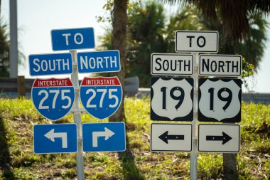 Florida 'daki Tampa Körfezi bölgesine giden I-275 otoyoluna giden yolu gösteren mavi bir işaret..
