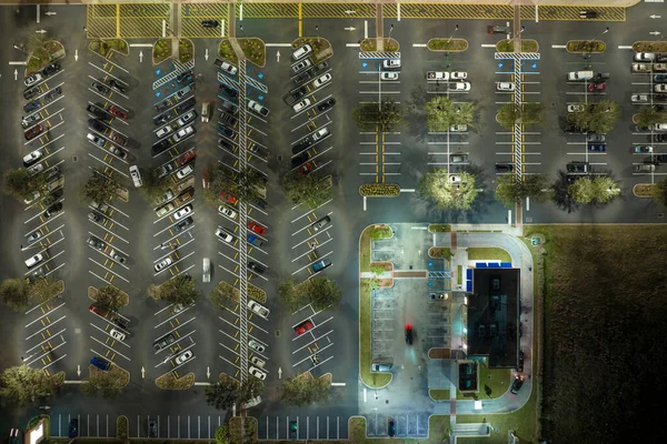 Luftaufnahme Von Vielen Autos Die Auf Parkplätzen Geparkt Sind Mit — Stockfoto