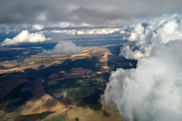 Letecký Pohled Vysoké Nadmořské Výšce Země Pokrytý Nadýchanými Hromadnými Mraky — Stock fotografie