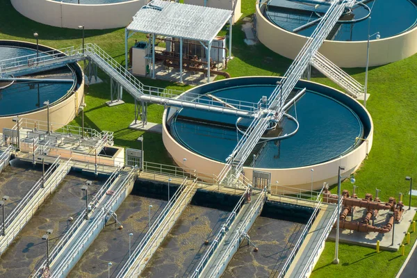 Kentsel atık su arıtma tesisindeki modern su temizleme tesisinin havadan görüntüsü. İstenmeyen kimyasalların, askıya alınmış katı maddelerin ve gazların kirlenmiş sıvılardan çıkarılması süreci.