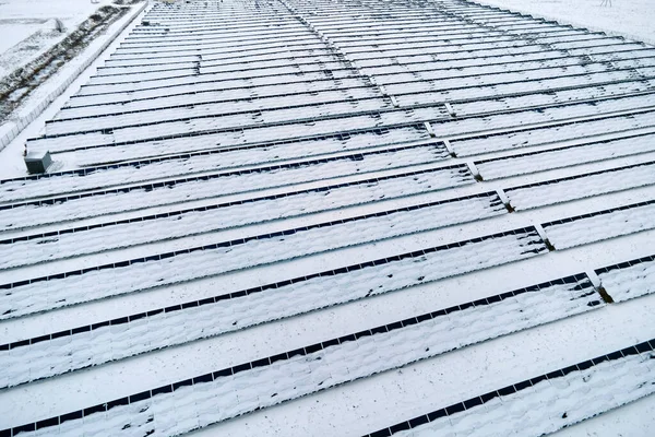 Аерофотозйомка Снігового Покриття Сталої Електростанції Рядами Сонячних Фотоелектричних Панелей Виробництва — стокове фото