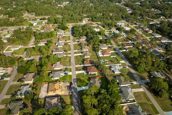 Luftaufnahme Einer Vorortlandschaft Mit Privathäusern Zwischen Grünen Palmen Einer Ruhigen — Stockfoto