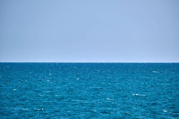 Närbild Havsbild Yta Blått Havsvatten Med Små Ringar Vågor — Stockfoto