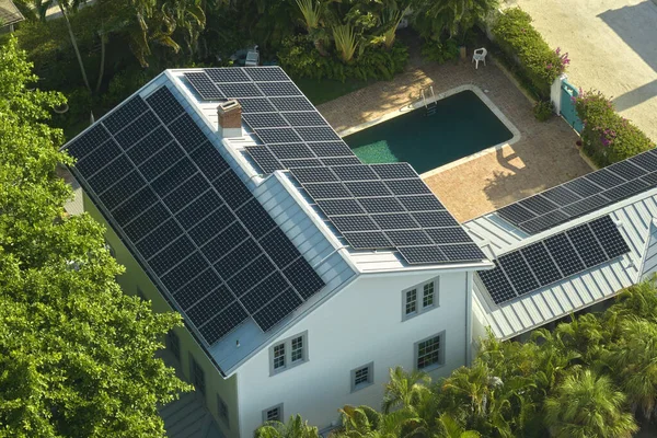 Duży Nowy Dom Mieszkalny Usa Dachem Pokrytym Słonecznymi Panelami Fotowoltaicznymi — Zdjęcie stockowe
