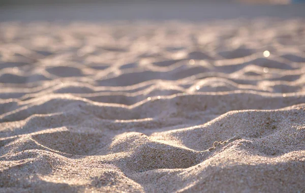 Zbliżenie Czystej Żółtej Powierzchni Piasku Pokrywającej Nadmorską Plażę Oświetloną Wieczornym — Zdjęcie stockowe