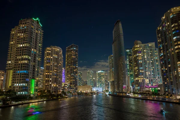 Florida, ABD 'de Miami Brickell şehir merkezinin gece şehir manzarası. Modern Amerikan megapolis 'indeki parlak gökdelen binalarıyla gökdelenler..