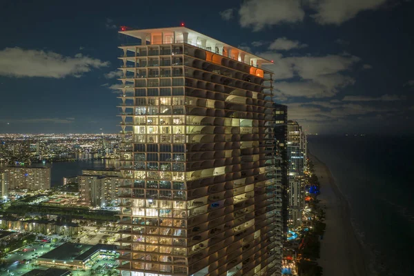 米国フロリダ州のサニー アイルズ ビーチ市を望む夜の住宅用高層ビル 現代のアメリカの都市部における住宅開発 — ストック写真