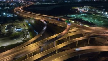Tampa, Florida 'daki geniş otoyol kavşağının üstünde gece hızlı giden arabalarla. ABD ulaştırma altyapı kavramı.