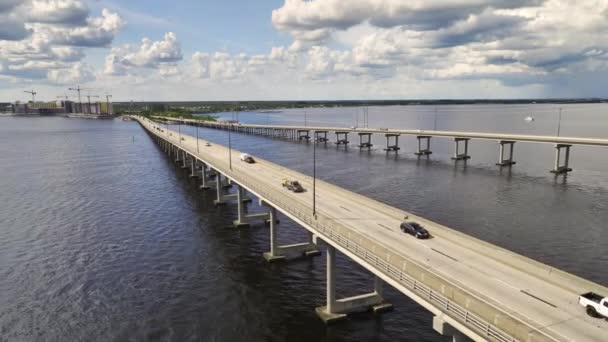 Flygfoto Över Barron Collier Bridge Och Gilchrist Bridge Florida Med — Stockvideo