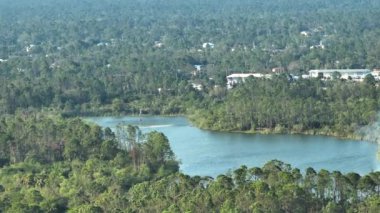 Florida orman ormanlarında yangın söndürmek için havadan su dolduran itfaiye helikopterinin görüntüsü. Acil servis helikopteri ormanda yangın çıkarmaya çalışıyor..