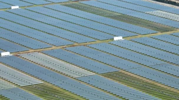 拥有一排太阳能光电面板的大型可持续发电厂的空中视图 用于生产清洁的电能 零排放可再生能源的概念 — 图库视频影像