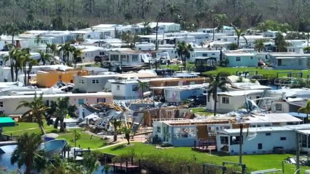 フロリダモバイルホーム住宅地域のハリケーンイアン郊外の家によって破壊されました 自然災害の結果 — ストック動画