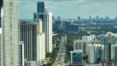 Atlantik Okyanusu kıyısında Sunny Isles Sahili 'nde pahalı oteller ve apartmanlar ve yoğun sokak trafiği. Güney Florida 'daki Amerikan turizm altyapısı.