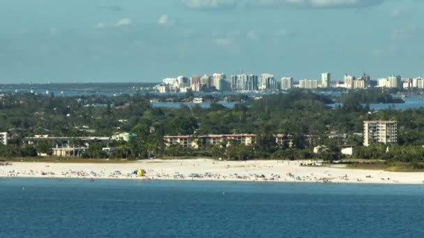 해변에는 소타에 부드러운 모래가 사람들은 우거진 물에서 목욕하고 플로리다의 뙤약볕 — 비디오