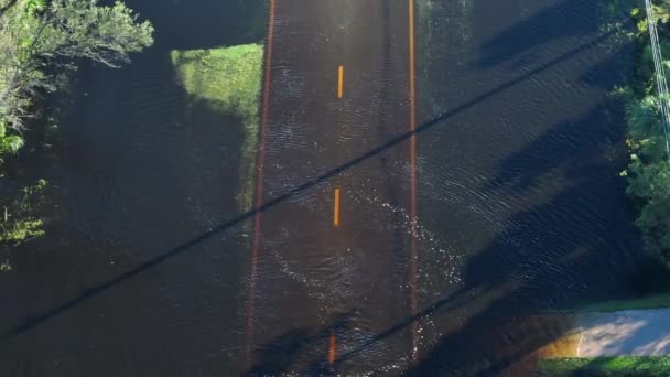 Überflutete Straßen Mit Fahrenden Fahrzeugen Und Umringt Von Wasserhäusern Einem — Stockvideo