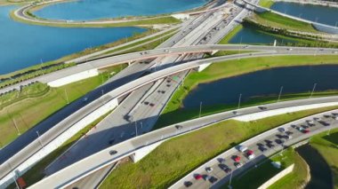 Miami, Florida 'da endüstriyel yol çalışmaları. Geniş Amerikan otoyol kavşağı yapım aşamasında. Şehirlerarası yolculuk için hızlı ulaşım sisteminin geliştirilmesi.